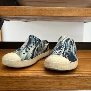 Kids size 10 Native slip ons, blue and white marble!